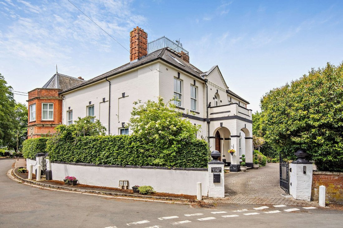 House in Crondall, England 1 - 18013419