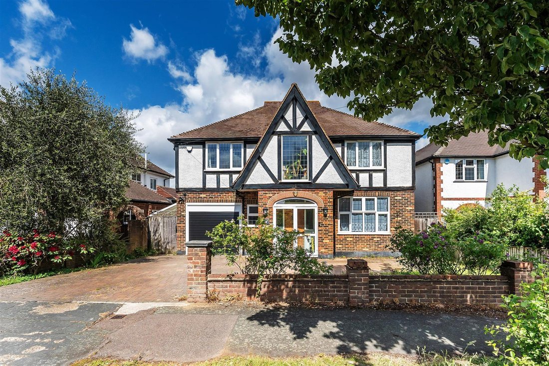 House in Epsom and Ewell, England 4 - 18012740