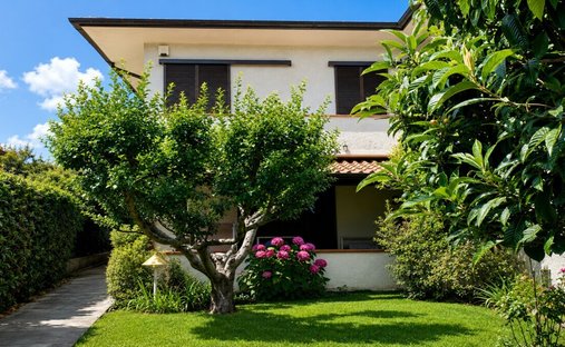 Villa in Pietrasanta, Tuscany, Italy 1