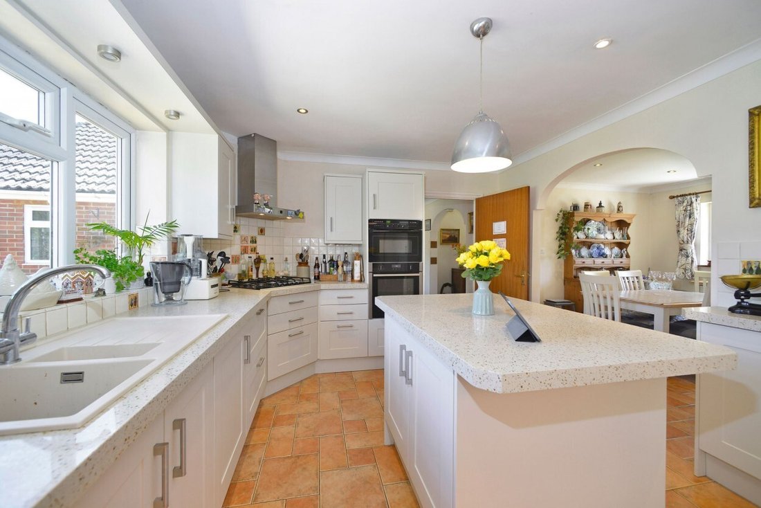 Bungalow in Cranleigh, England 5 - 18012666