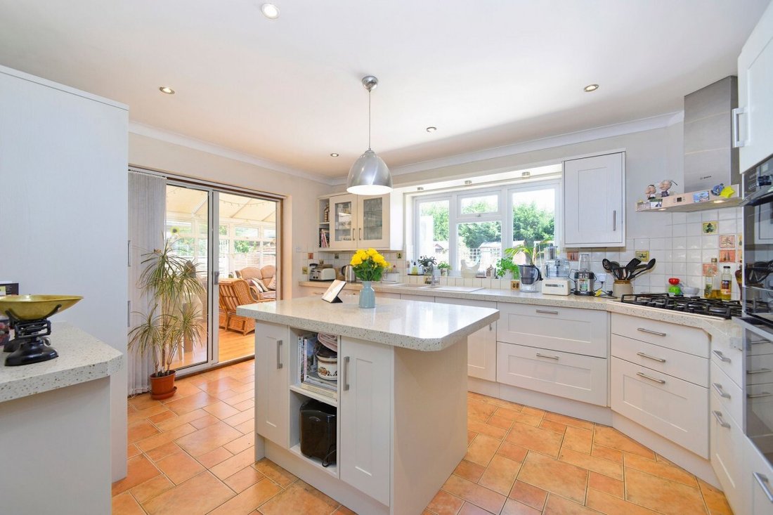Bungalow in Cranleigh, England 4 - 18012666