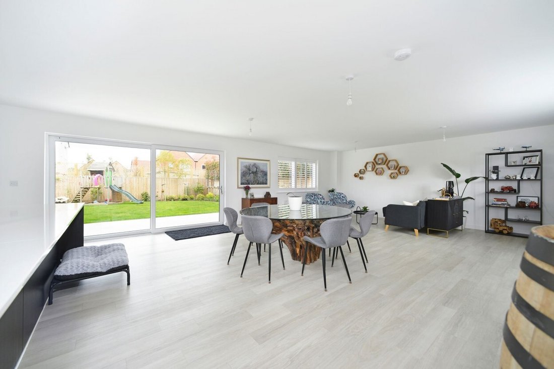 House in Cranleigh, England 3 - 18012710