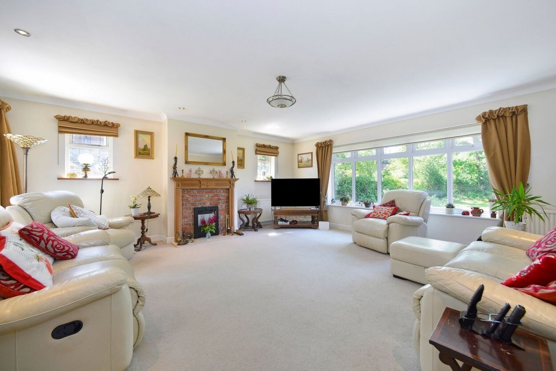Bungalow in Cranleigh, England 3 - 18012666