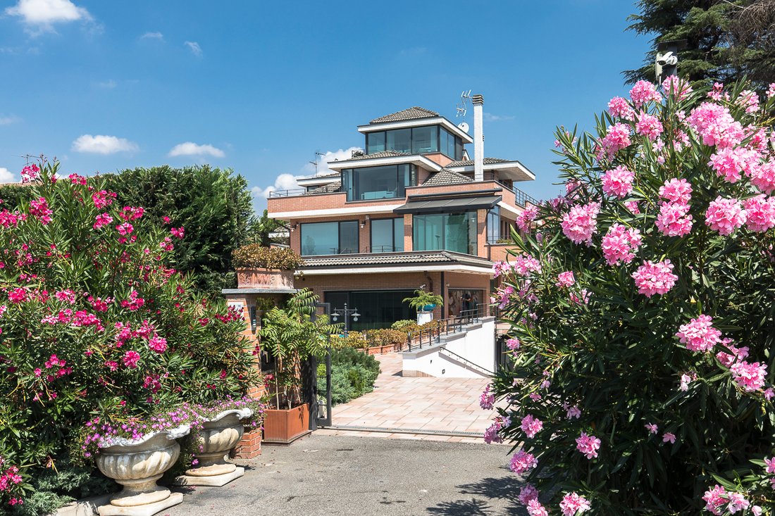Villa in Pantigliate, Lombardy, Italy 1 - 18014272