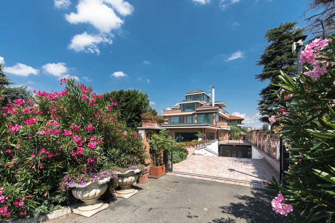 Villa in Pantigliate, Lombardy, Italy 2 - 18014272