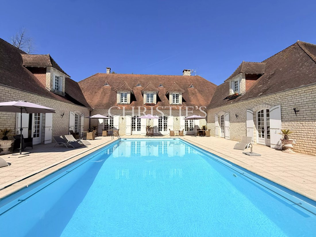 Estate in Thiviers, Nouvelle-Aquitaine, France 1 - 18014432