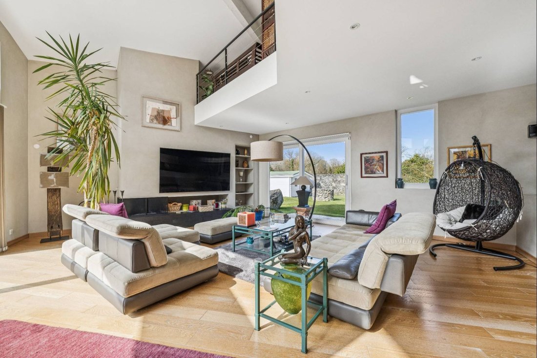 Superb Contemporary 9 Room Villa