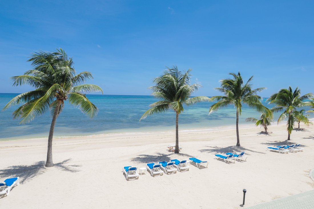 Condo in Gun Bay, East End, Cayman Islands 1 - 18014602