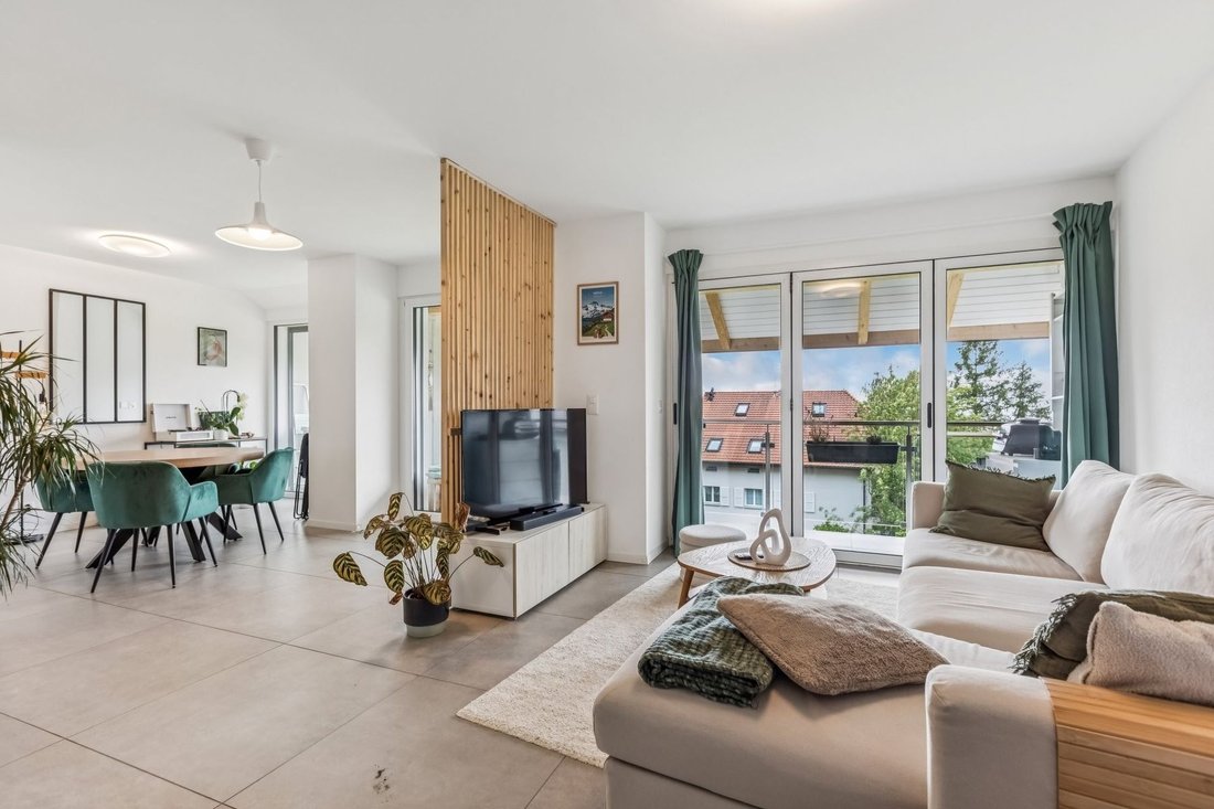 Attractive, Spacious Duplex Apartment