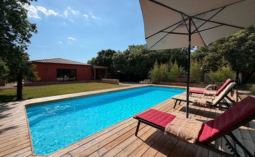 Villa in Saint-Maximin-la-Sainte-Baume, Provence-Alpes-Côte d'Azur, France 1