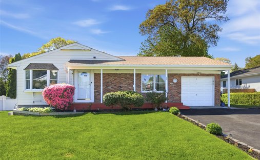 House in Hauppauge, New York, United States 1
