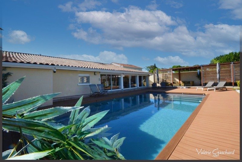 House in Saint-Denis-de-Pile, Nouvelle-Aquitaine, France 2 - 18016955