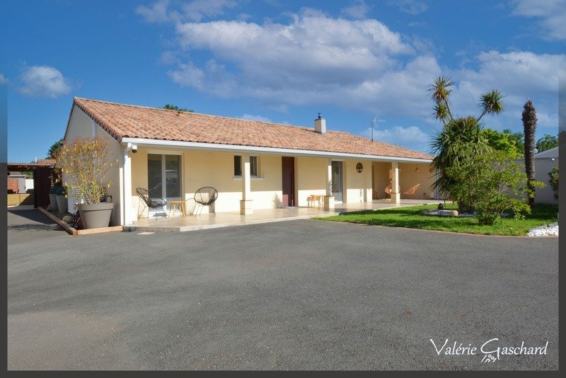 House in Saint-Denis-de-Pile, Nouvelle-Aquitaine, France 3 - 18016955
