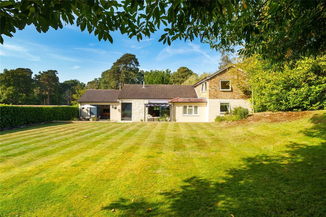 House in Hook Heath, Woking, England 2 - 18015719