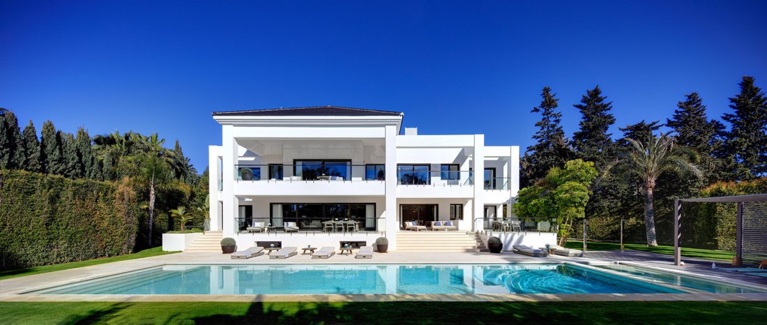 Villa in Guadalmina Baja, San Pedro de Alcantara, Spain 1 - 12283064