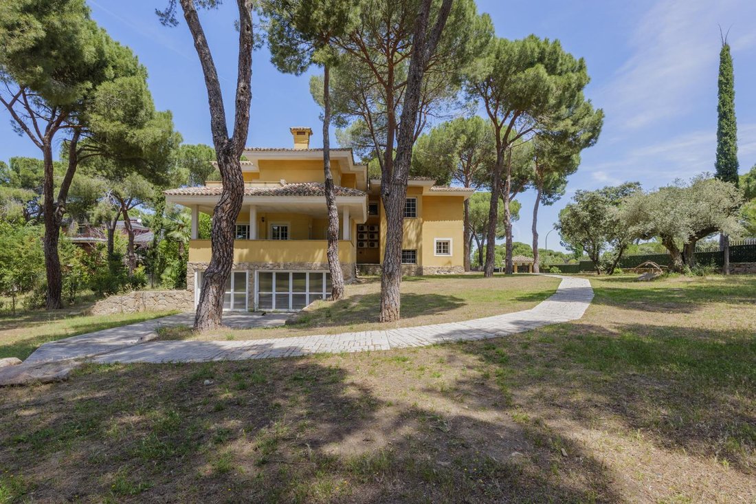 Villa in Pozuelo de Alarcon, Comunidad de Madrid, Spain 2 - 18019183