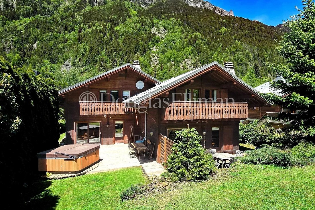 Chalet in Chamonix-Mont-Blanc, Auvergne-Rhône-Alpes, France 1 - 18016998