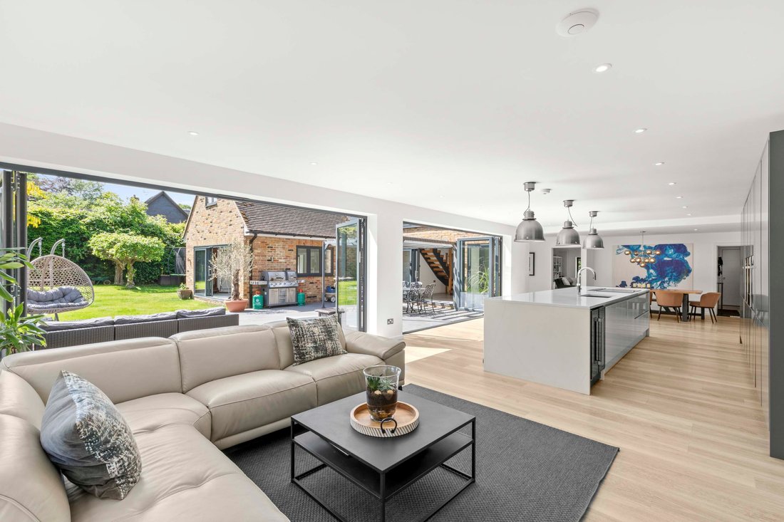 House in Beaconsfield, England 2 - 18015712