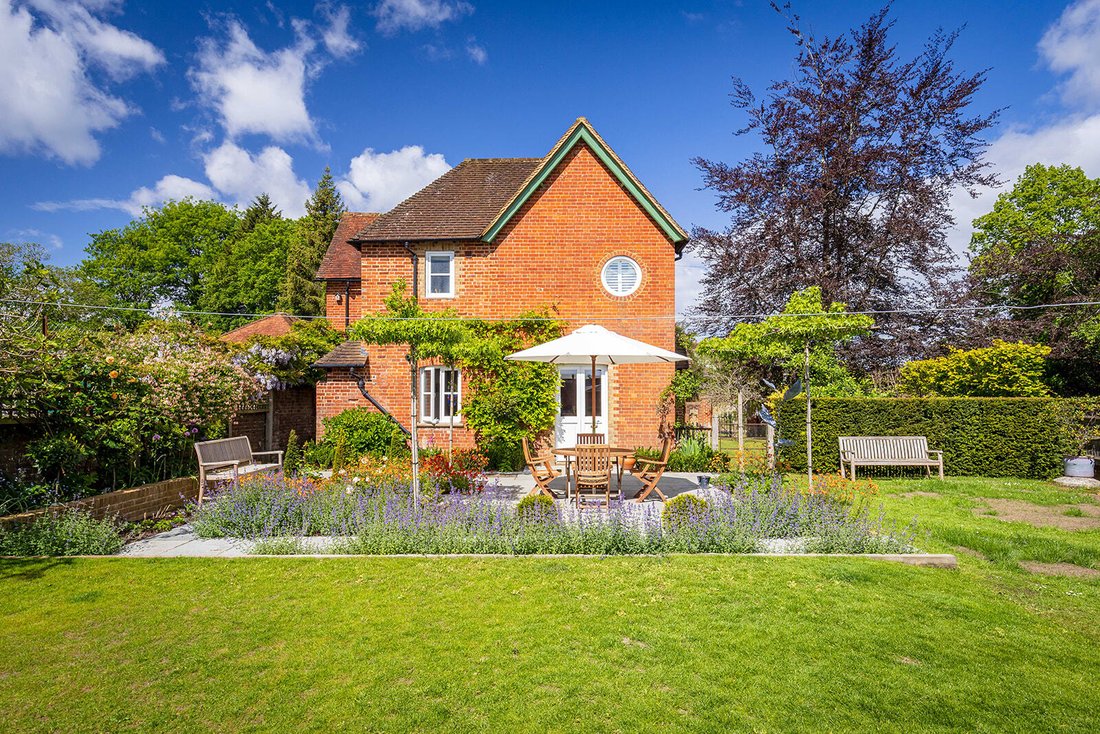 House in Guildford, England 2 - 18015685