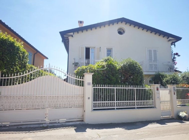 Villa in Seravezza, Tuscany, Italy 1 - 18015801