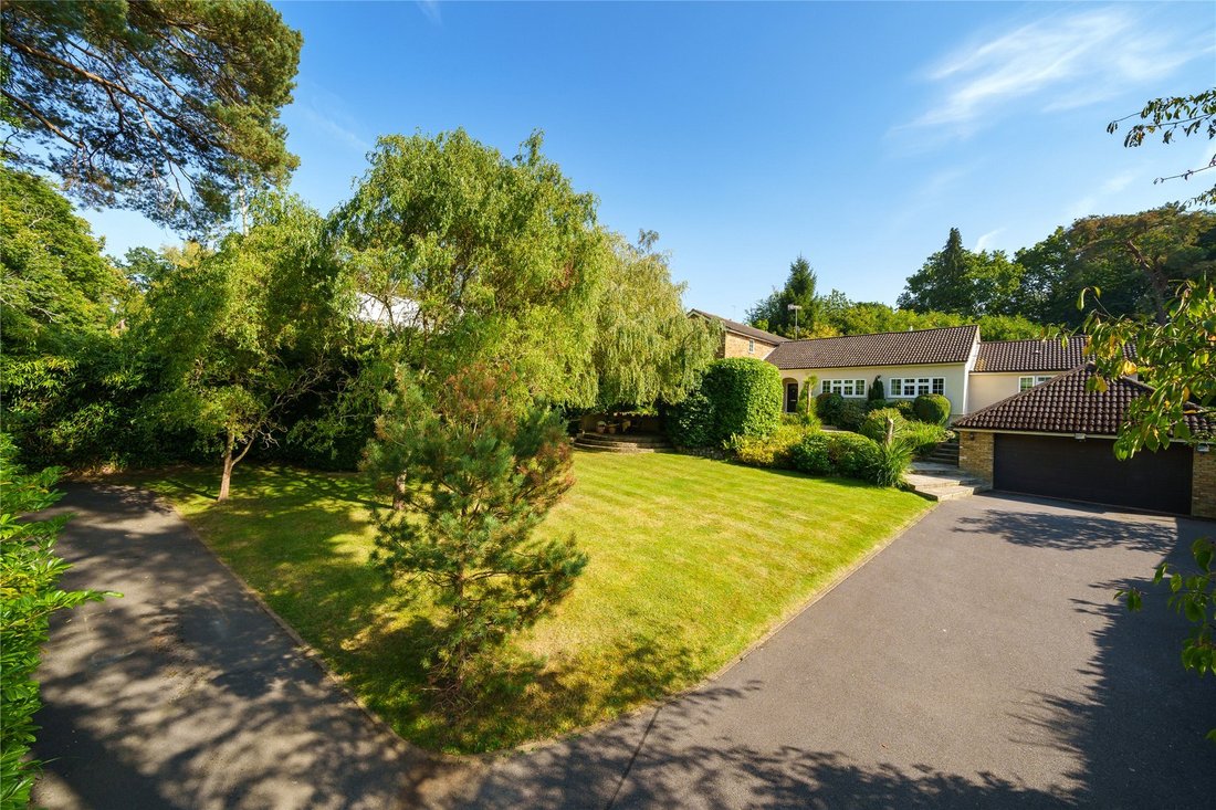 House in Hook Heath, Woking, England 3 - 18015719
