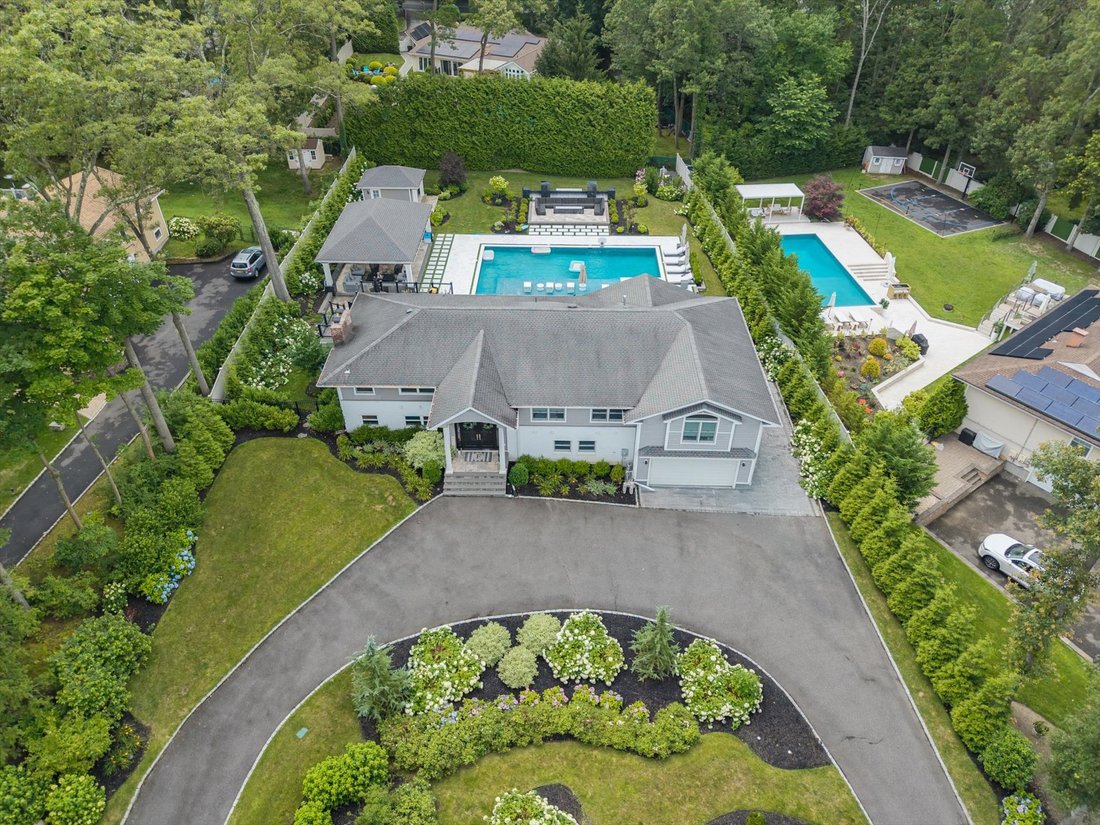 House in Melville, New York, United States 4 - 18016952