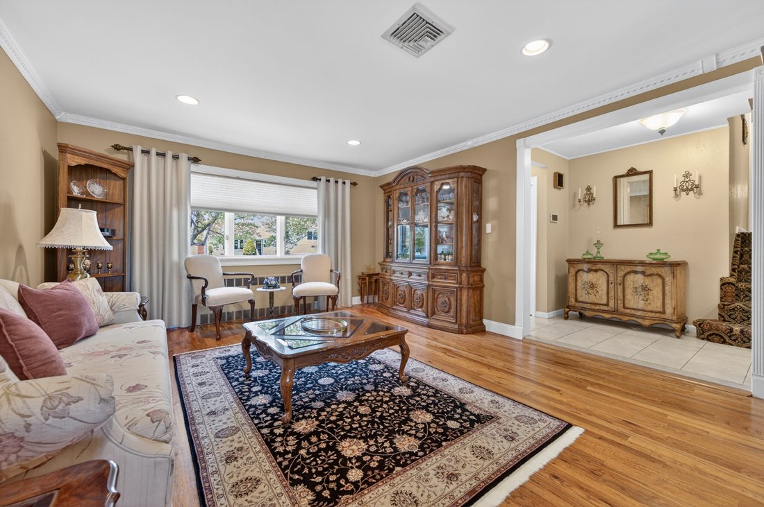 House in Levittown, New York, United States 5 - 18016669