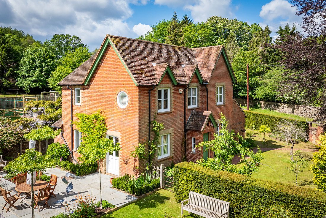 House in Guildford, England 1 - 18015685