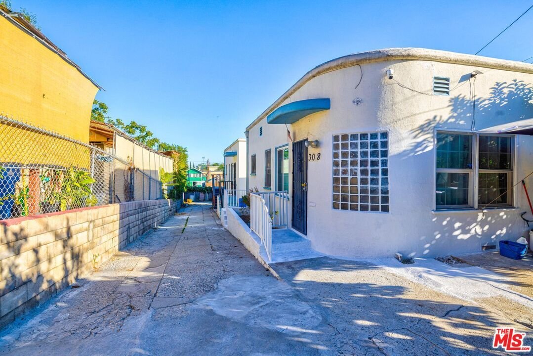 Los Angeles, California, United States 1 - 18017110