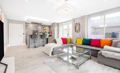 Penthouse in Cockfosters, Enfield, England 1
