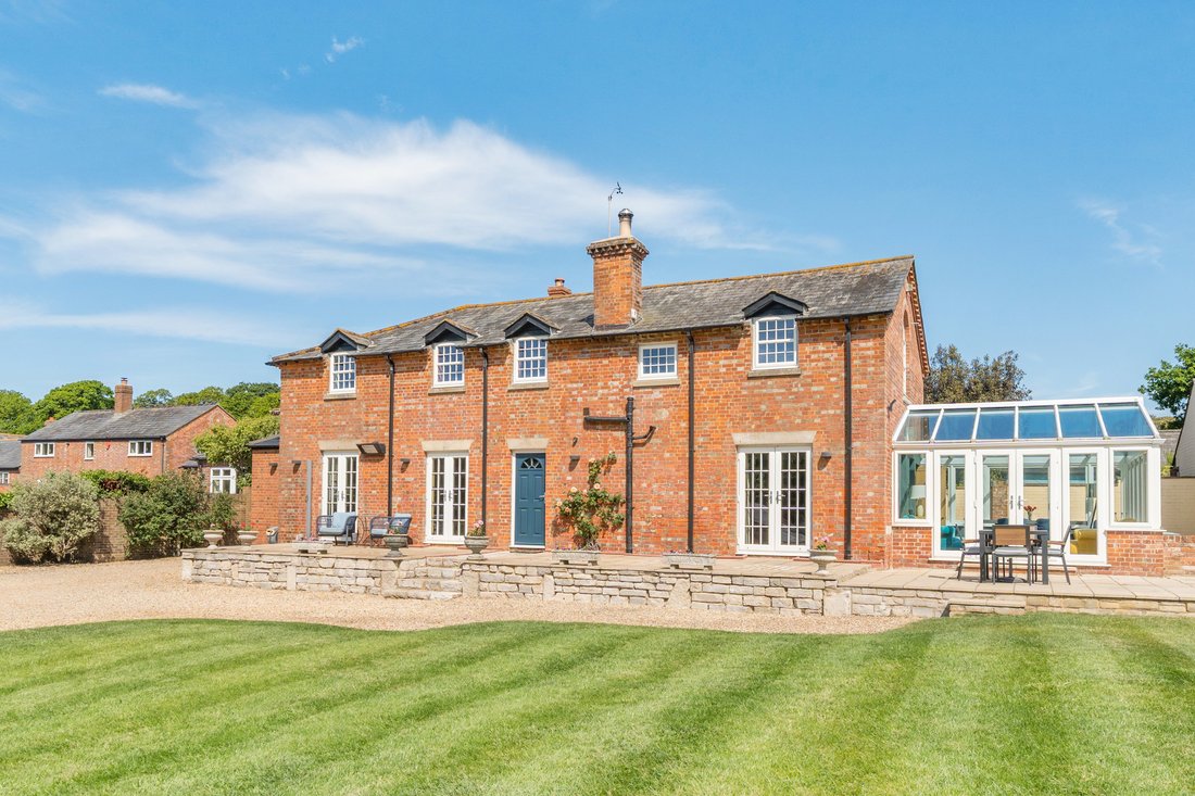 House in New Milton, England 4 - 18015725
