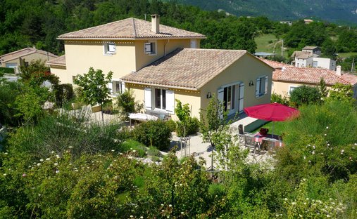 Villa in Montbrun-les-Bains, Auvergne-Rhône-Alpes, France 1