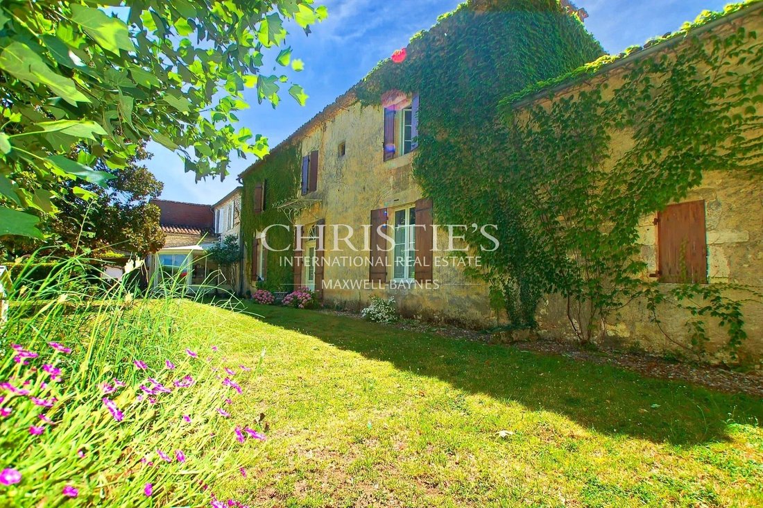 Estate in Sainte-Foy-la-Grande, Nouvelle-Aquitaine, France 3 - 15794577