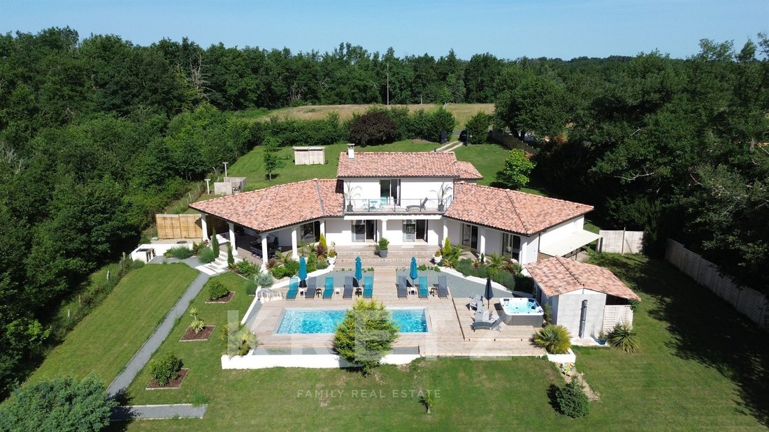 House in Aubeterre-sur-Dronne, Nouvelle-Aquitaine, France 1 - 16331752