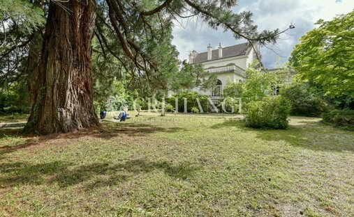 Estate in Gressets-Centre-Garenne-Bechevet, La Celle-Saint-Cloud, France 1