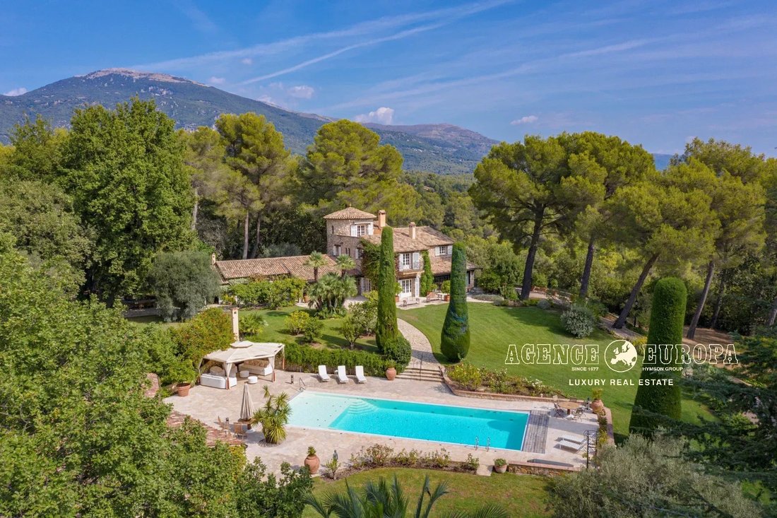 Villa in Nord, Roquefort-les-Pins, France 2 - 18016971