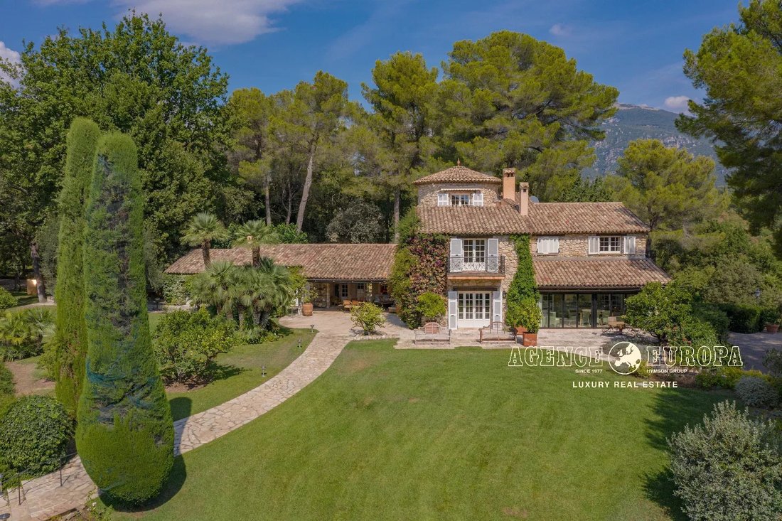 Villa in Nord, Roquefort-les-Pins, France 3 - 18016971
