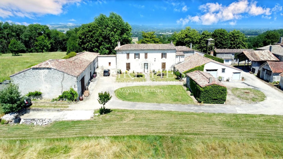 Estate in Sainte-Foy-la-Grande, Nouvelle-Aquitaine, France 1 - 15794577