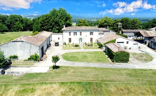 Estate in Sainte-Foy-la-Grande, Nouvelle-Aquitaine, France 1