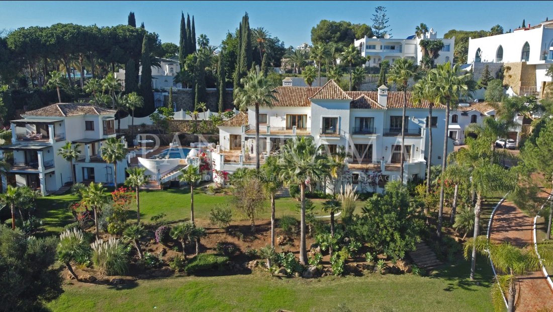 Villa in El Paraíso, Benahavis, Spain 1 - 11933871