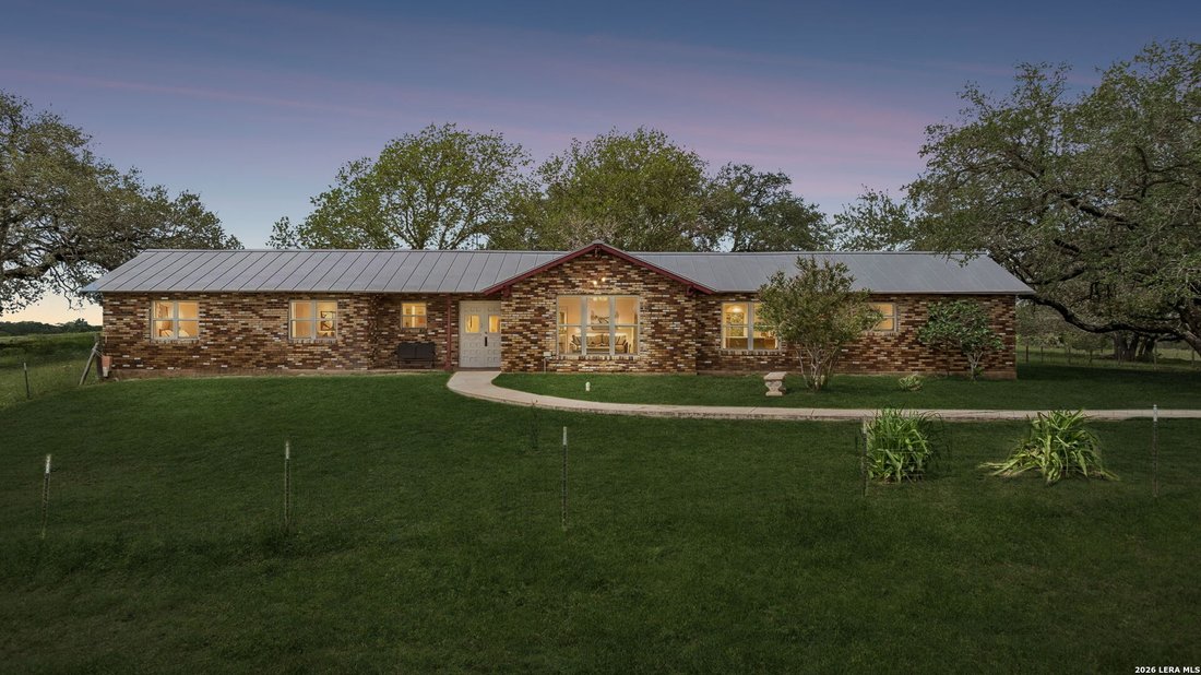 House in Floresville, Texas, United States 1 - 18020962