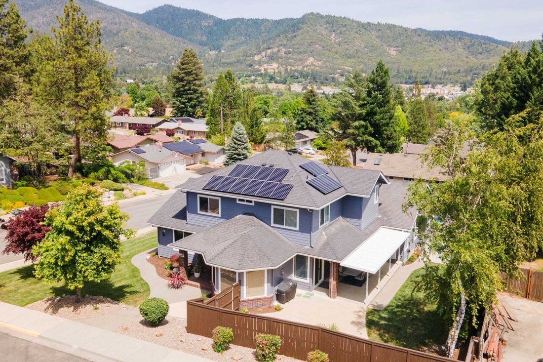 House in Grants Pass, Oregon, United States 2 - 18019352