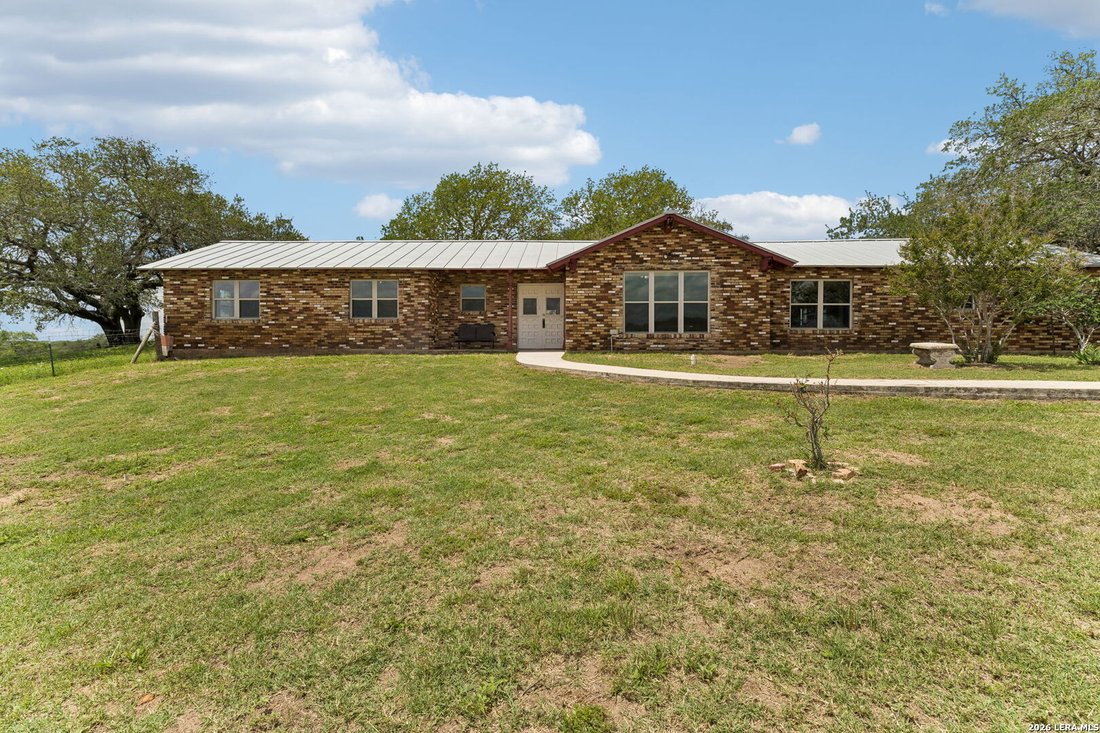 House in Floresville, Texas, United States 4 - 18020962