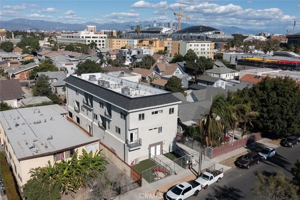 Los Angeles, California, United States 2 - 18019913