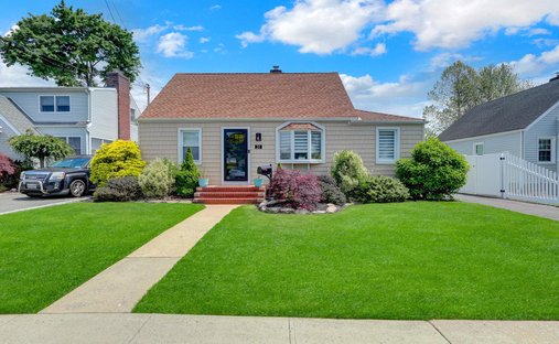House in West Babylon, New York, United States 1