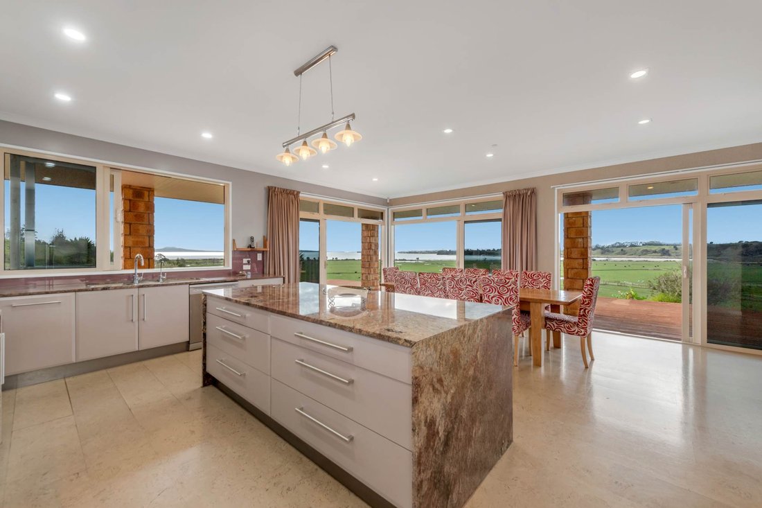 House in Whitford, Auckland, New Zealand 4 - 16205238