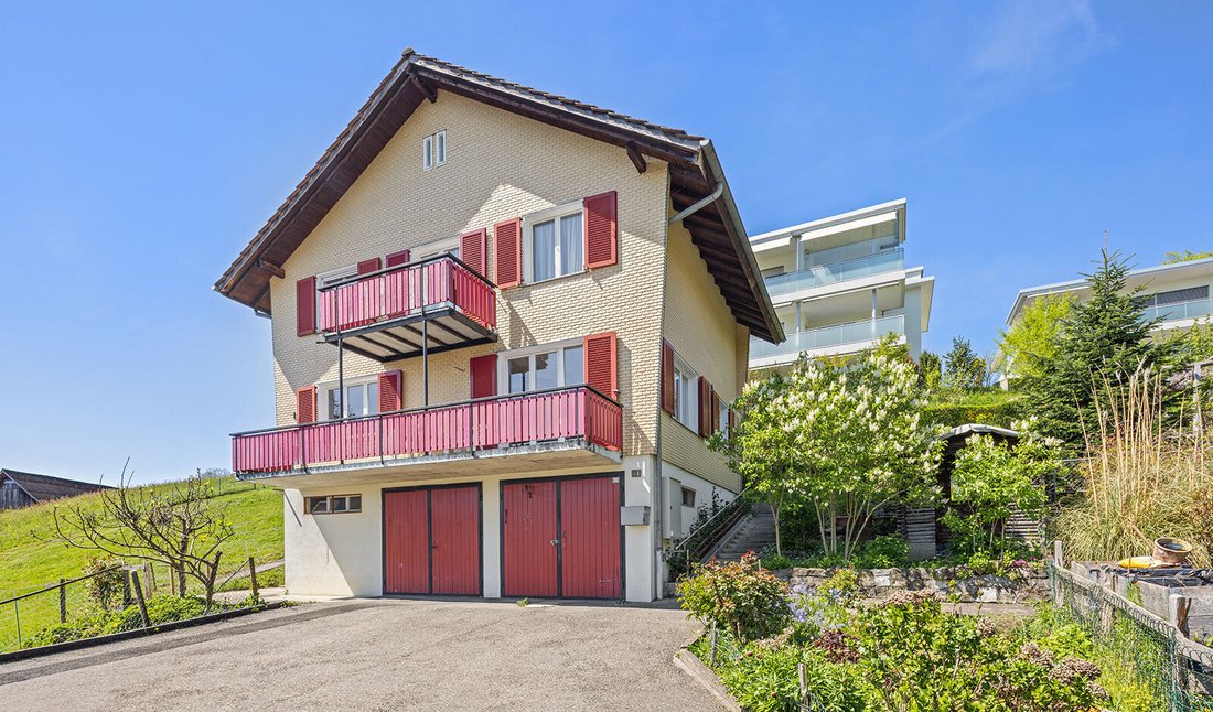 Charming Detached House With Mountain Views And Potential