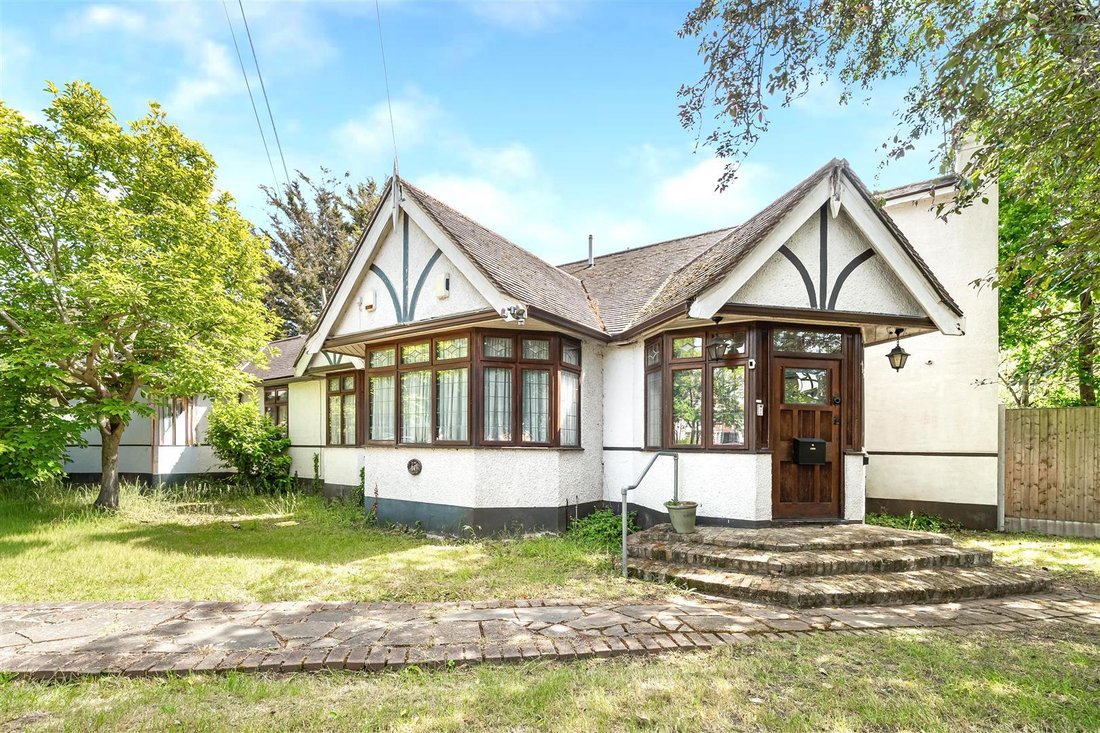 Bungalow in The Bungalow Estate, Ilford, England 3 - 18019004