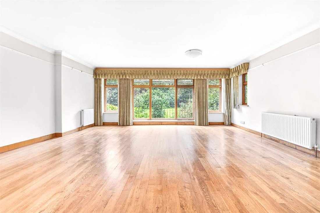 Bungalow in The Bungalow Estate, Ilford, England 5 - 18019004