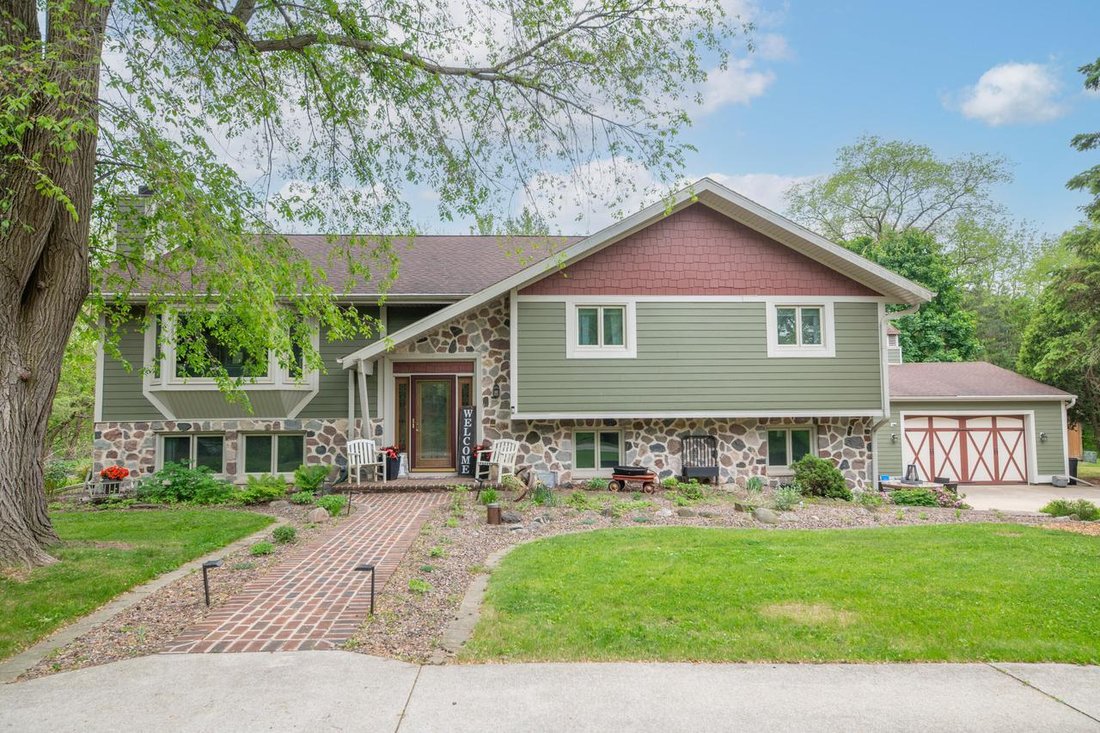 House in Pewaukee, Wisconsin, United States 1 - 18022183
